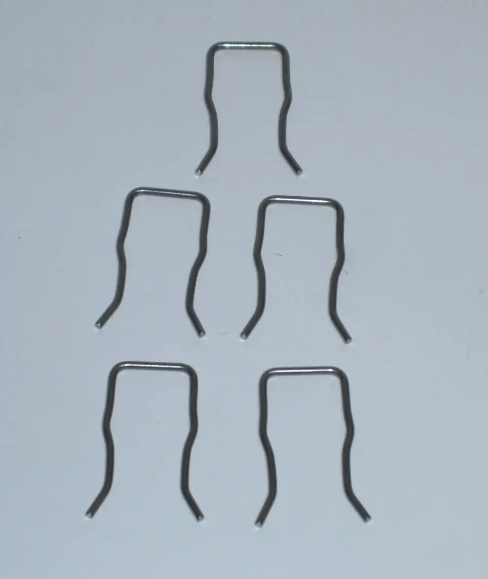 Vier metallic-gelötete Montage-Clips in U-Form, geeignet für die Verwendung mit Daikin-Gasrohren und Venturi-Systemen.